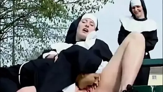 Havuz başı genc rahibe okulu